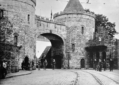 835548 Gezicht op de gereconstrueerde Tolsteegpoort bij de Tolsteegbrug te Utrecht, onderdeel van de festiviteiten bij ...